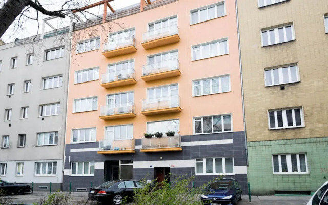 School Apartment by metro stop Vyšehrad