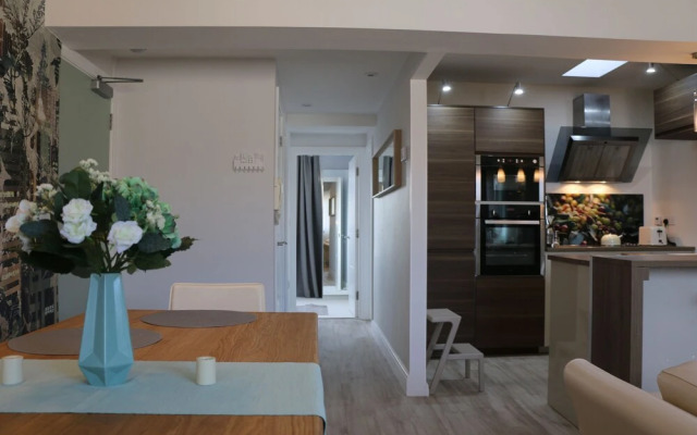 Stunning Clifton Flat in Amazing Central Location
