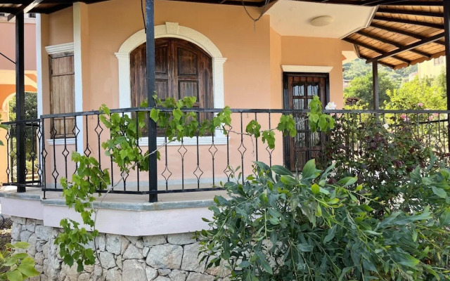 Private House With Pool and Sea View in Antalya
