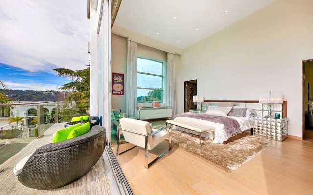 Hollywood Estate With Stunning Views
