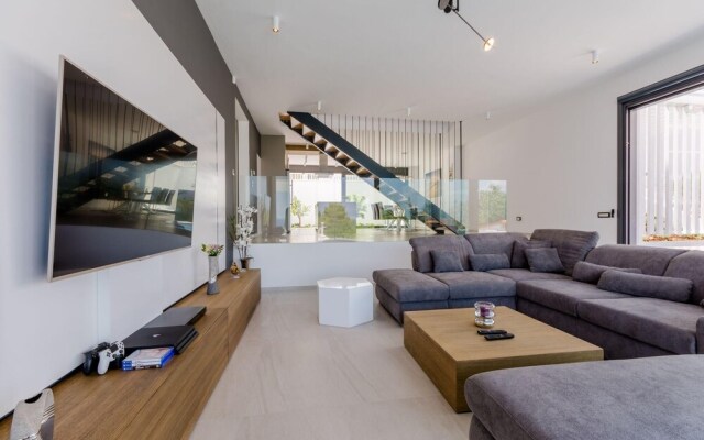 Luxury Villa Pax With Heated Infinity Pool, 8 Sleeps