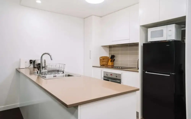 Comfy 1-bed With Spacious Courtyard & Parking