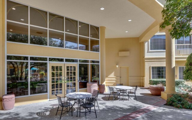 La Quinta Inn & Suites by Wyndham Dallas - Addison Galleria