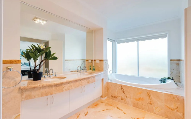 StayAU 6BRM Lakeview Villa Holiday Stay