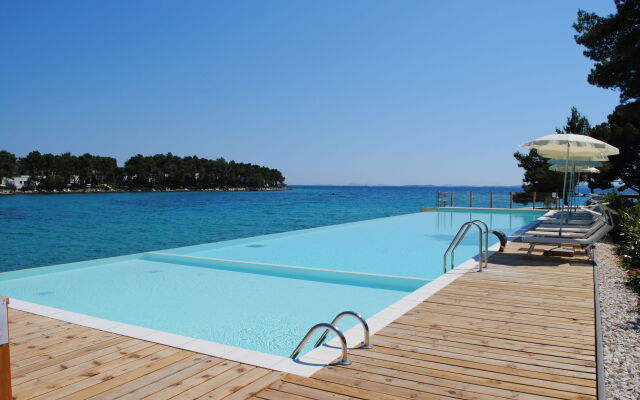 Crvena Luka Resort