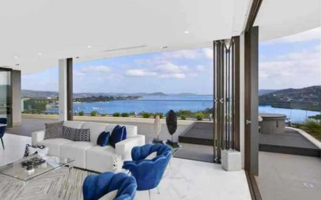 Stylish Penthouse with Views & Jacuzzi