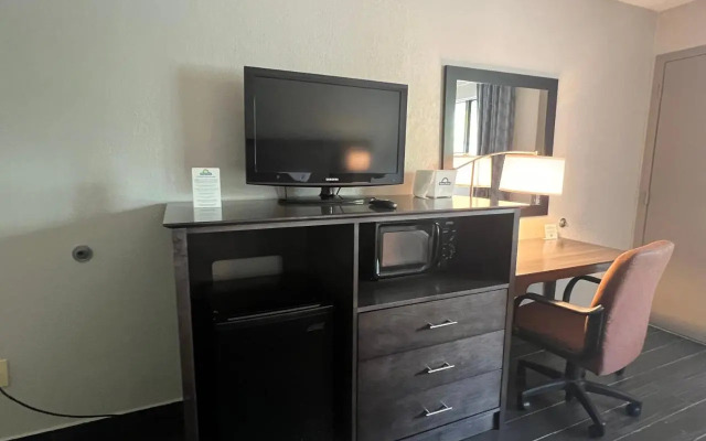 Days Inn & Suites by Wyndham Monroe