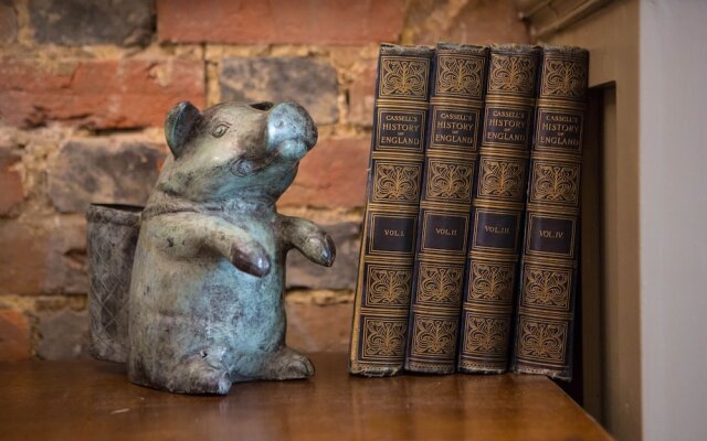 The Curious Pig in the Parlour