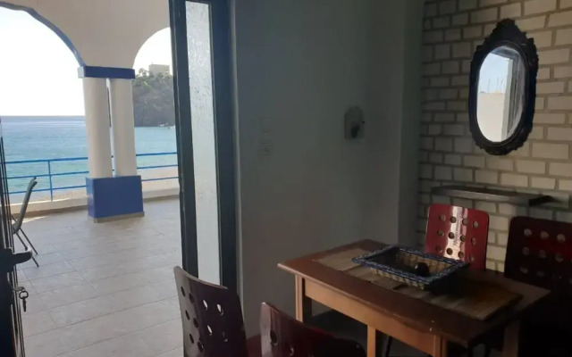 Seaside Cozy House ON THE SEASouth Crete