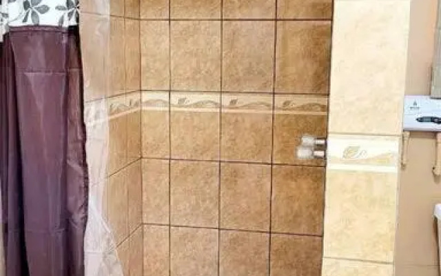 2 bedroom apartmen in the heart of west end!