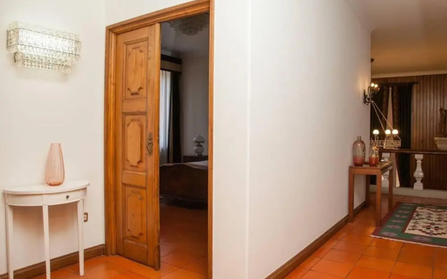 Captivating 6-bed House in Grijó