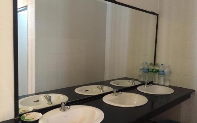 Srithongkul Village Hostel Room