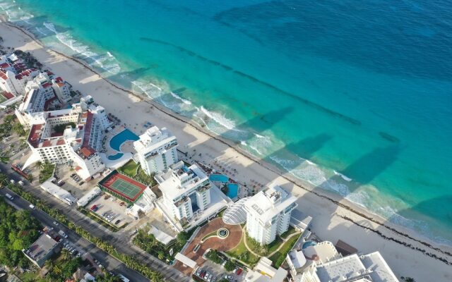 CHIC- Newly Renovated 1 BDR at the best beach