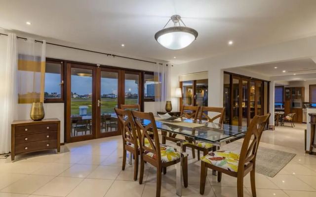 Villa Salina - 5BR w Pool Jacuzzi Sauna