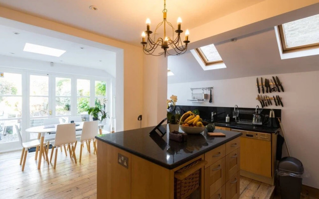 Fabulous 4-Bed House in Fulham with Garden!