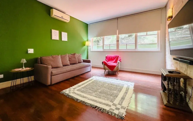 Casa Alto Padrão na Granja Viana - Cond. Fechado