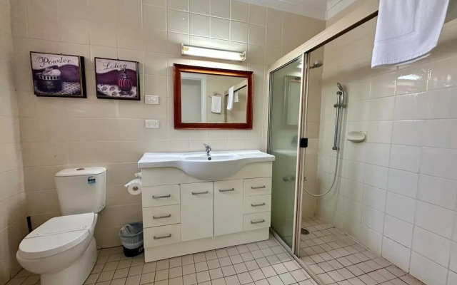 Charlesworth On The Park