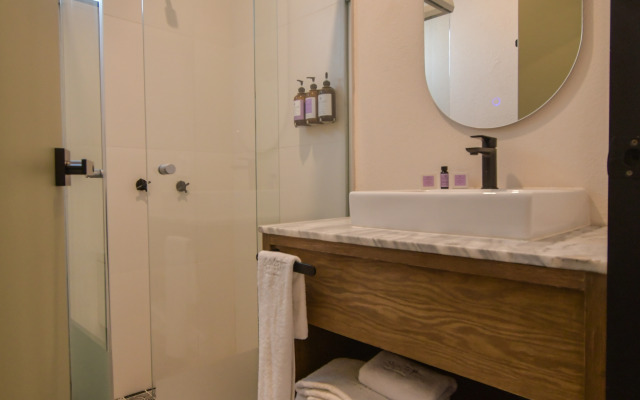 Expo Satelite 2750 Hotel & Suites