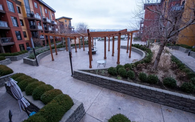 Bright Apartment Facing Pool Area #423