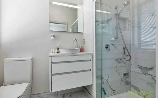 QV Spacious Waterfront with Carpark -962