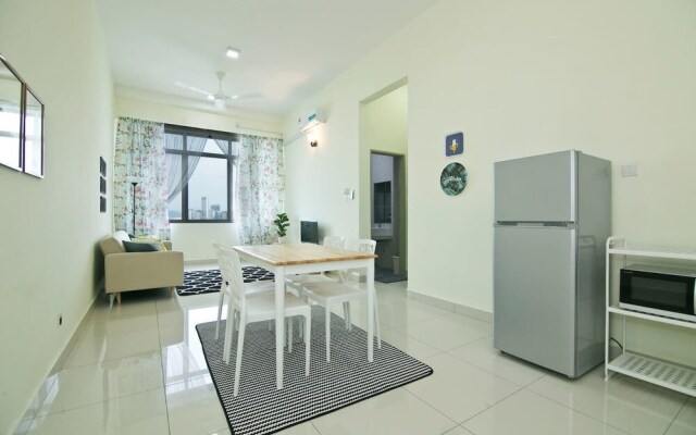 Bright & Colorful 2BR in the City Centre