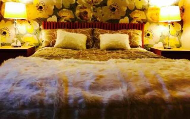 Glasgow City Centre Flat with River Views and Parking