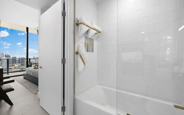Luxury PH 51st Floor City Views