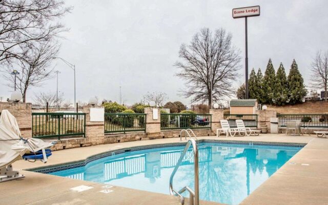 Red Roof Inn & Suites Cornelius – Lake Norman