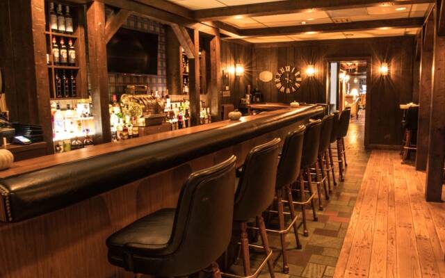 Crescent Lodge and Country Inn - Adults Only