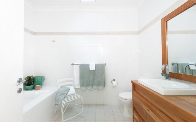 Arabella - Stylish Seaside Sanctuary With Views