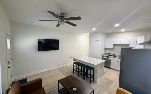 Newly Renovated 2 Bedroom - A Seasoned Superhost