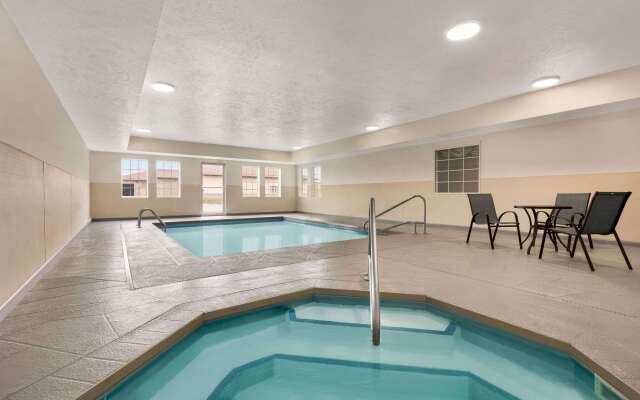 Microtel Inn & Suites by Wyndham Lincoln