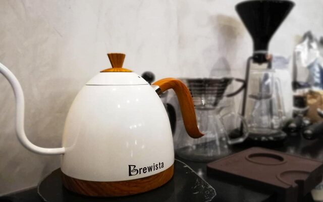 The Cavern Pod Hotel & Specialty Café - Hostel