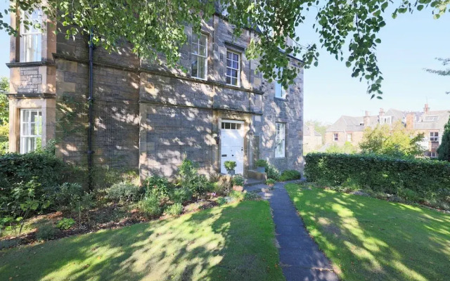 Delightful 3-bed Flat with Parking