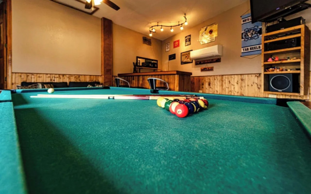 Redbud Retreat Amenity-filled Waterfront Home!