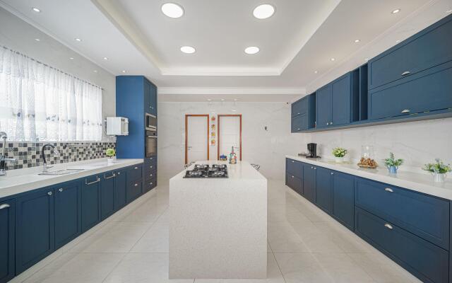 Casa Moderna com Quatro Suítes no Canal da Marina