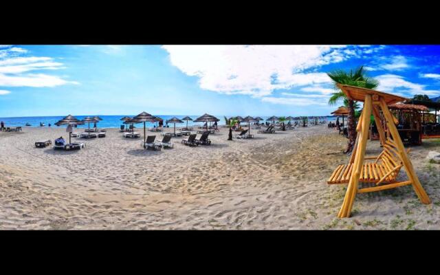 Seaside apartment with beach service