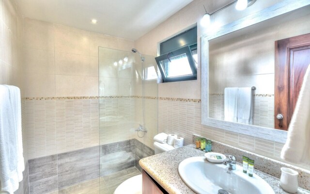 Lovely apartment with direct pool access