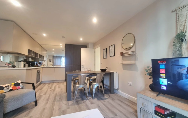 2Bed-2Bath Flat - Gym Pool Balcony Lift