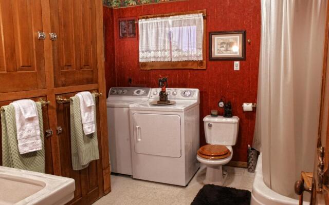 The Queen, A Victorian Bed & Breakfast