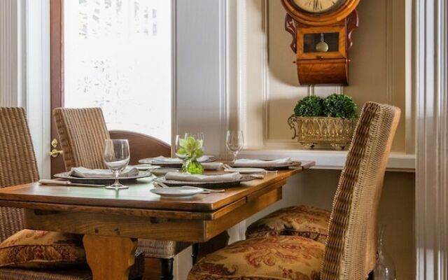 The 1770 House Restaurant & Inn