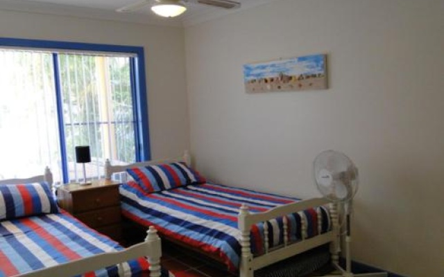 2 'Copacabana', 61 Sandy Point Road - Cute Unit With Water Views From The Balcony – Guest Rooms – Corlette