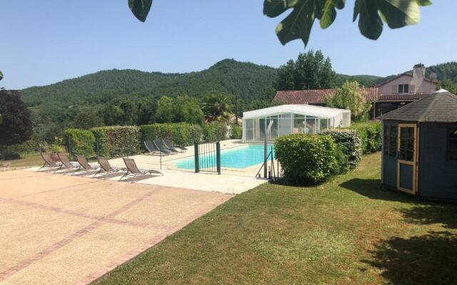 Rez de Piscine, 10 Personnes - RÊVE DE PAPILLON et À L'étage, 5 Personnes - NID D'ÉTOILES, Il s'agit bien de deux gîtes individuels qui sont reliés par un escalier interne, cela permet a une grande famille de louer les deux gîtes