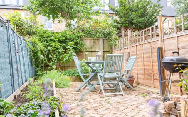 Newly Renovated 2 Bedroom Apartment in Earlsfield With Garden
