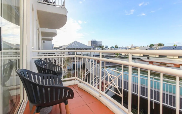 Inner City One Bedroom Apartment with Pool View 22