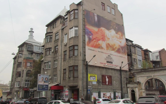 Two-floor apartments and studio 2-х этажные апартаменты и студия в самом центре