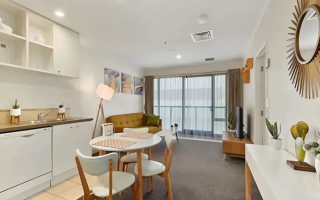 Pool, Gym And Style In The Cbd