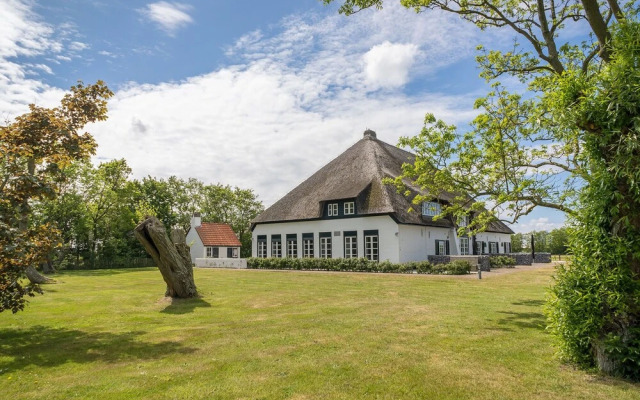 Farmhouse Apartment Near De Slufter