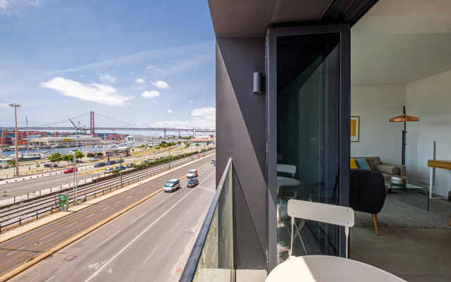 Nomad's 2bdr Riverside Lisbon