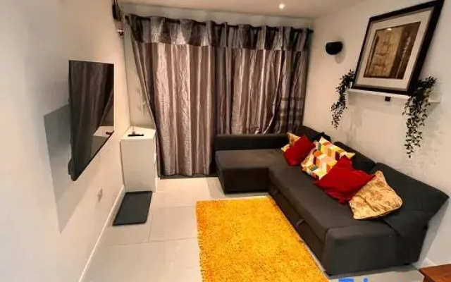 Greenwich Oasis Near o2 arena with Spacious Charm